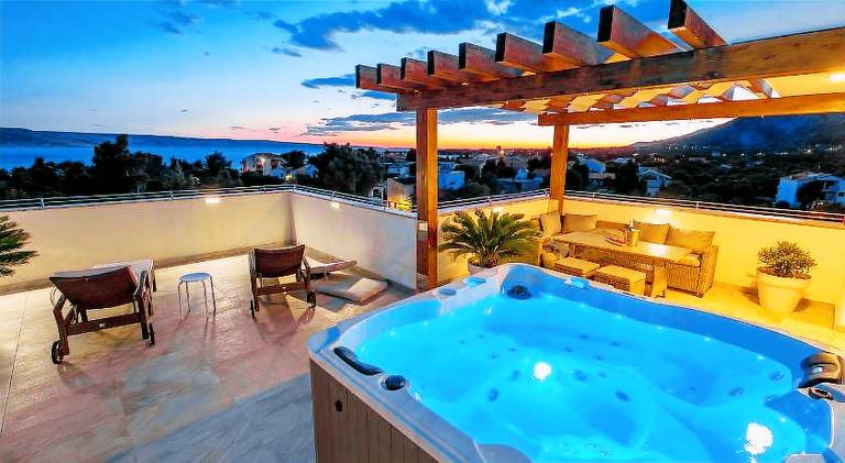 Villa with jacuzzi & pool — photo 3