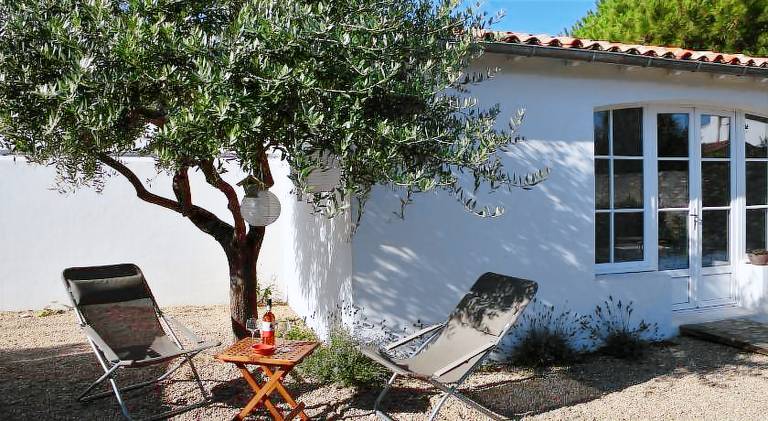Fully equipped vacation home with yard, patio & barbecue | Dogs allowed — photo 4