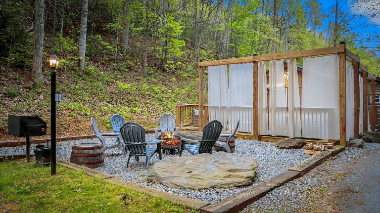 Lazy Bear Valley is a rustic cabin retreat just minutes from Gatlinburg! — photo 4