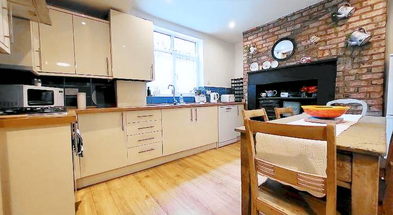 Vacation home with terrace | Close to National Railway Museum | Pets allowed — photo 3