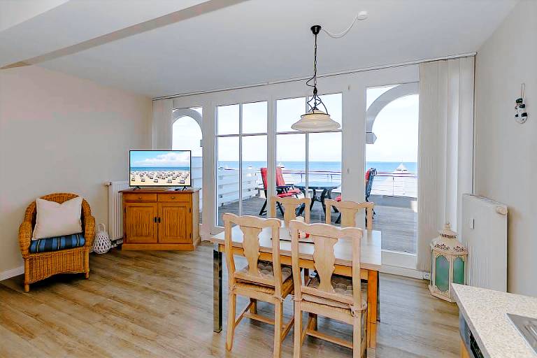 Schöne Ferienwohnung mit großem Balkon und einmaligem Blick auf Strand und Meer! — photo 2