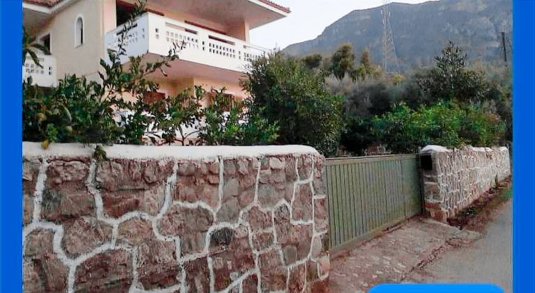 Vacation home with grill & garden in Aigialeia