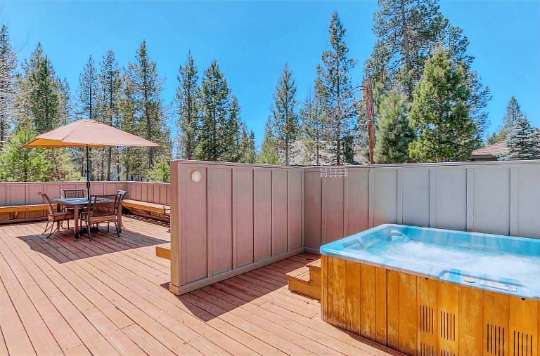 Sunriver Home with Hot Tub, A/C, SHARC, Bikes, Dog-Friendly — photo 3
