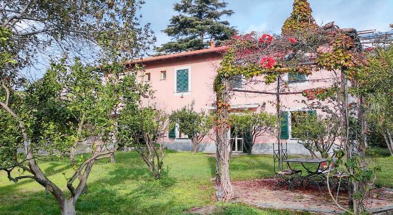 Holiday apartment with yard in Laigueglia