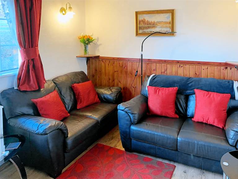 Family-oriented cottage with yard | Pets are welcome — photo 2