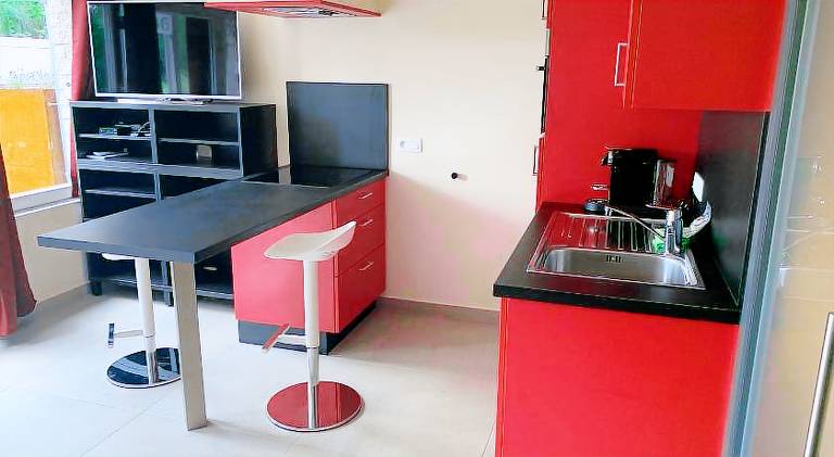 Holiday apartment with patio & garden — photo 4