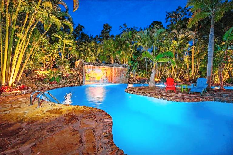 Vacation home with yard & private pool | Garden view — photo 3