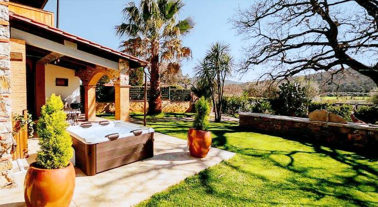 Holiday apartment with hot tub & yard in Gavorrano