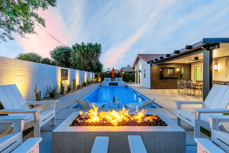 3-Bedroom Fireplace Stunning Spanish Home — photo 4