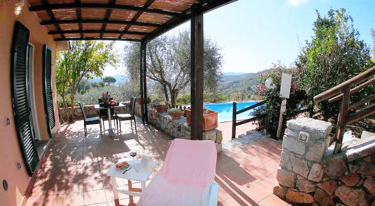 Serviced apartment with pool, patio & grill — photo 2