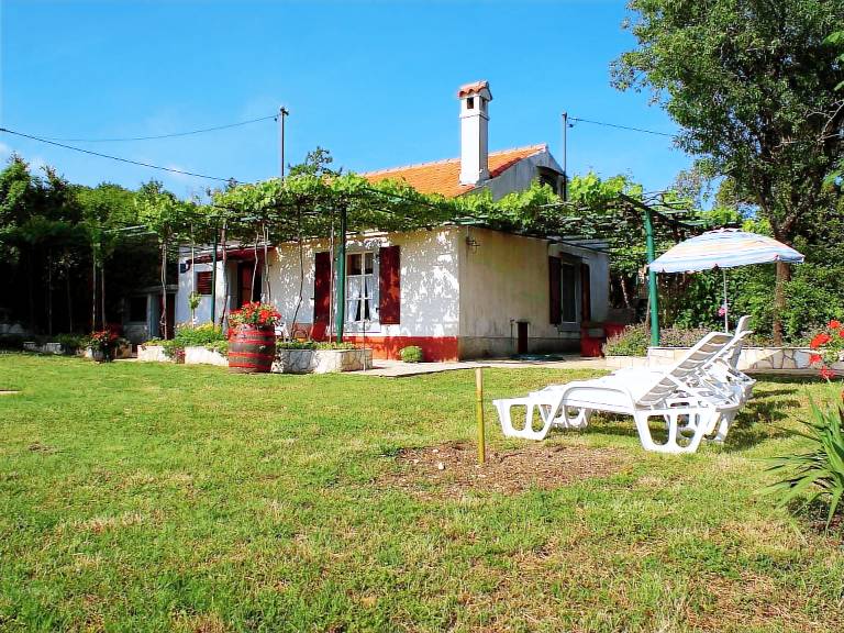 Vacation home with barbecue, terrace & yard — photo 2