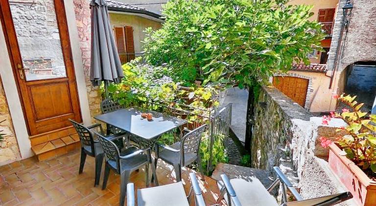 Holiday apartment with 2 rooms for 6 persons in Tignale