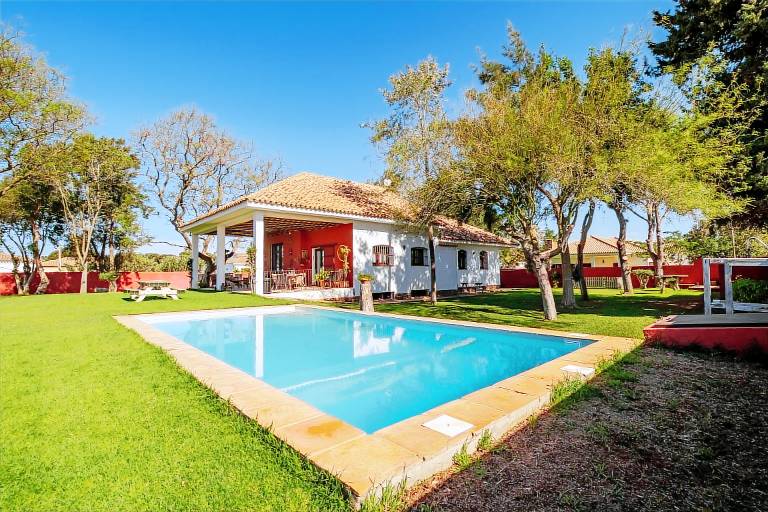 Fully equipped vacation home with garden, patio & pool | Good for workation | Dogs allowed in Chiclana de la Frontera