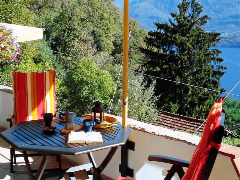 Nice apartment with yard, grill & pool | Dogs allowed in Gravedona