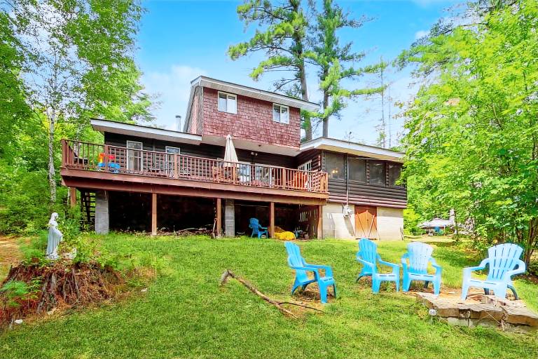 3BR Lakehouse w Lake Access Deck & Fire Pit