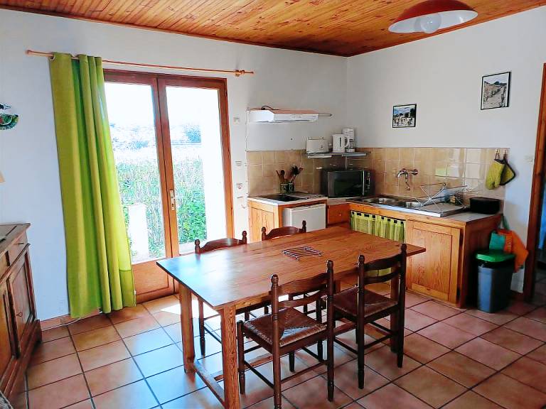 Gite with terrace, barbecue & yard — photo 4