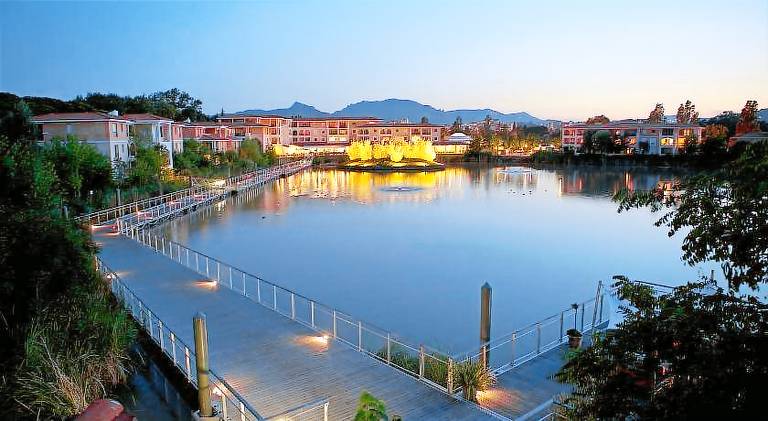 Serviced apartment with patio, pool & garden in Mougins