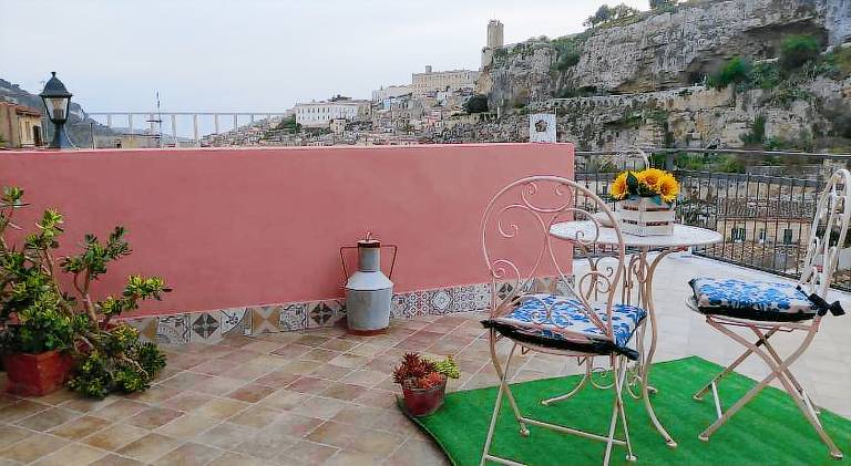 Vacation home with BBQ & patio | Near Duomo of San Giorgio — photo 2