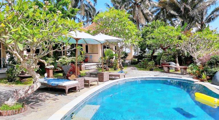Villa with yard, pool & patio — photo 3