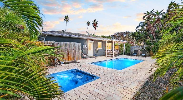 House with pool & jacuzzi in Clearwater, BC