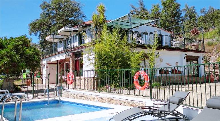 Vacation home with pool & hot tub in Cáceres