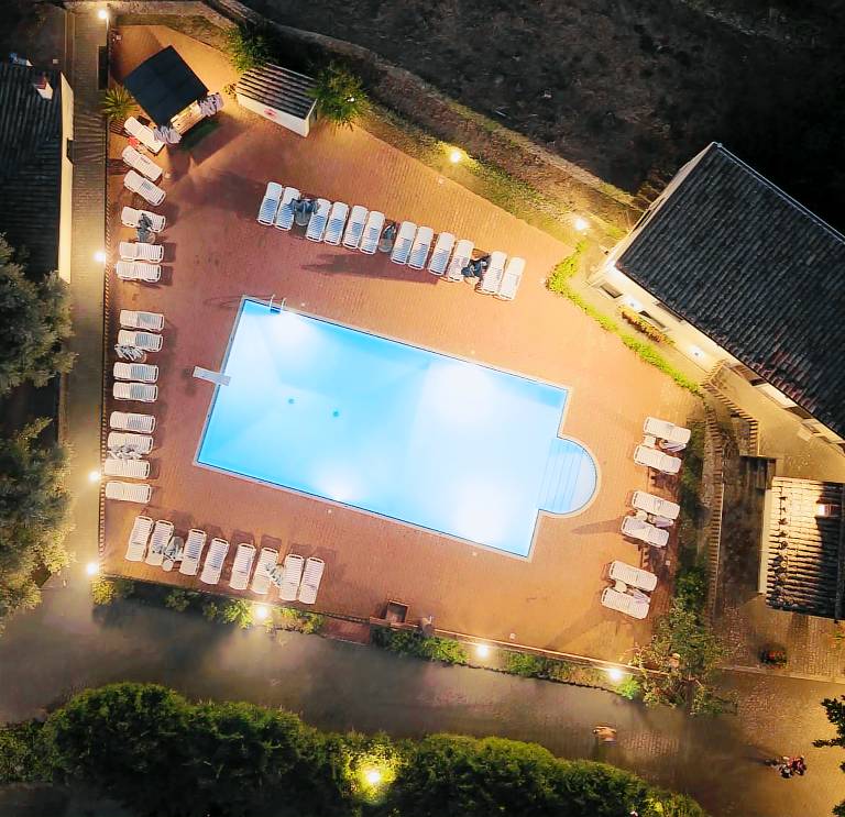 Camera in Agriturismo con giardino e piscina condivisa