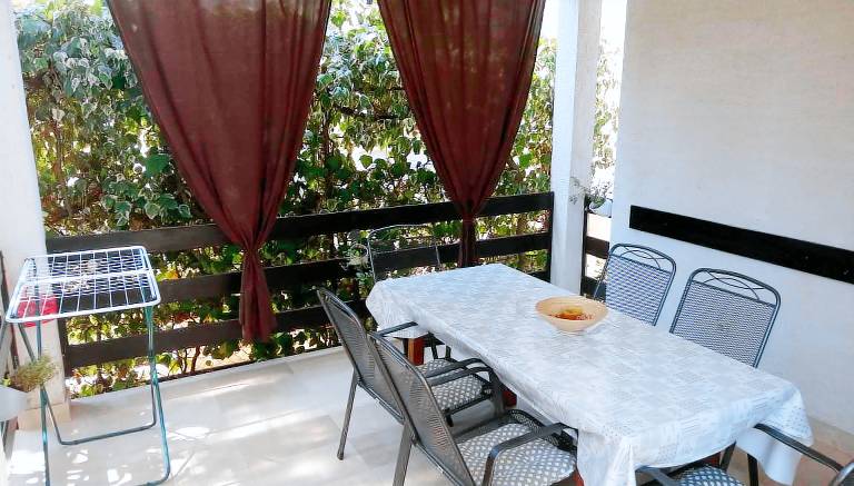 Apartment with patio, barbecue & yard — photo 3
