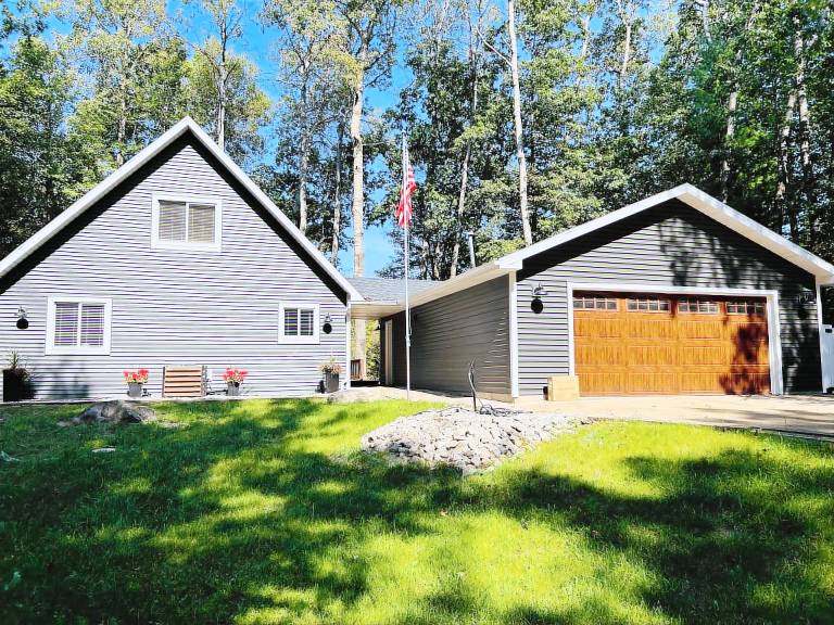 House Canadian Lakes