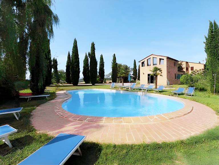 Farm with pool, barbecue & yard | Pet-friendly in Buonconvento