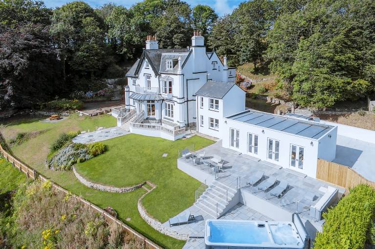 Castle with private pool, jacuzzi & yard | Sea view — photo 2