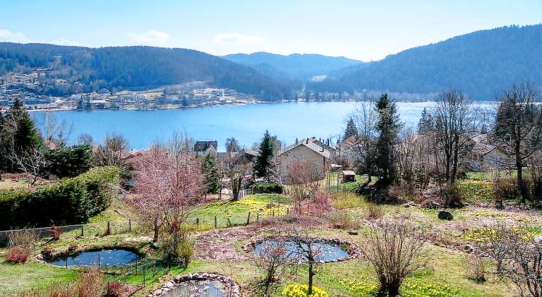 Rental apartment with hot tub, terrace & yard in Gérardmer