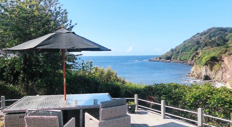 Beach Front House with Stunning Sea Views and Free Parking in Looe