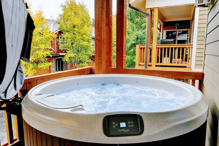 Family-friendly vacation home with hot tub, patio & BBQ | Mountain view | Pets are welcome — photo 5