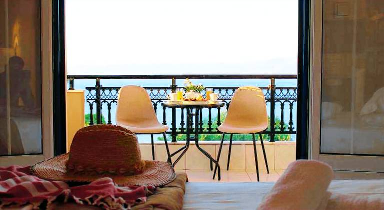 Rental apartment with yard & patio — photo 4