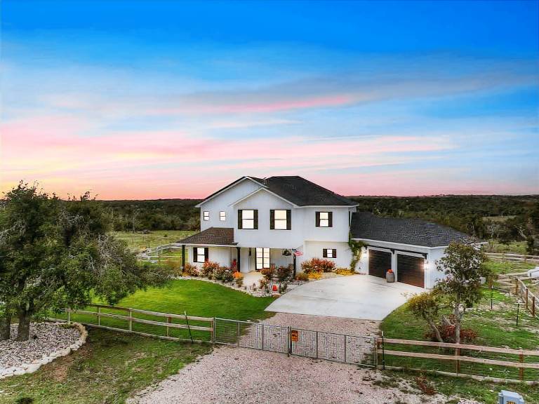 House with pool, hot tub & terrace in Fredericksburg, TX