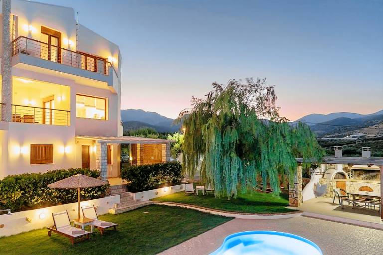 Villa with terrace, yard & private pool — photo 3