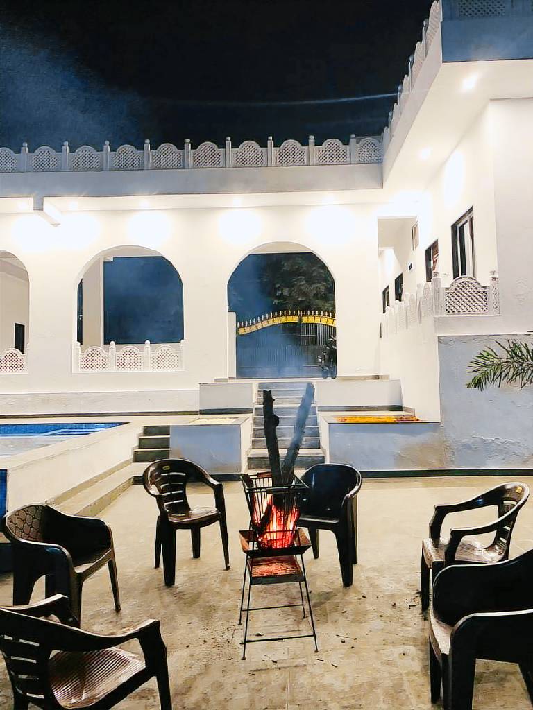 Villa with yard & pool — photo 3