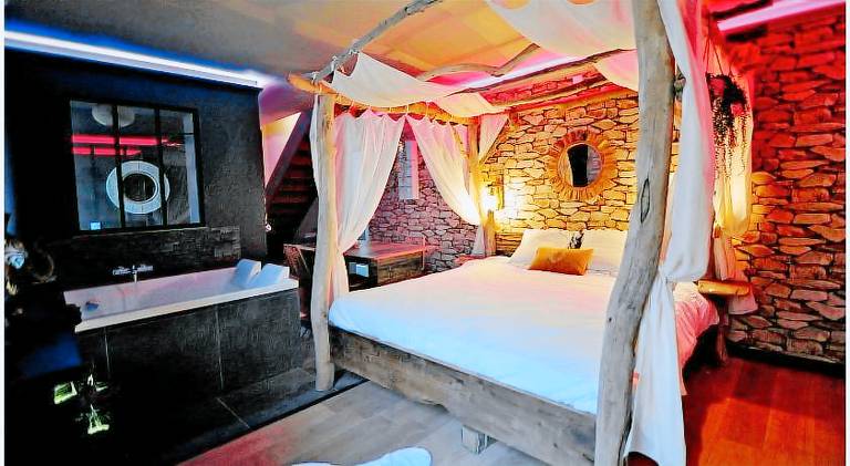 Apartment with hot tub in Bourgoin-Jallieu