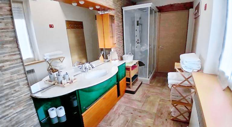 Holiday apartment with pool, garden & patio — photo 2