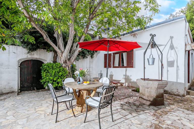 Vacation home with yard, patio & barbecue — photo 3