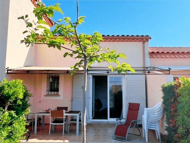 Villa with pool, barbeque & yard — photo 3