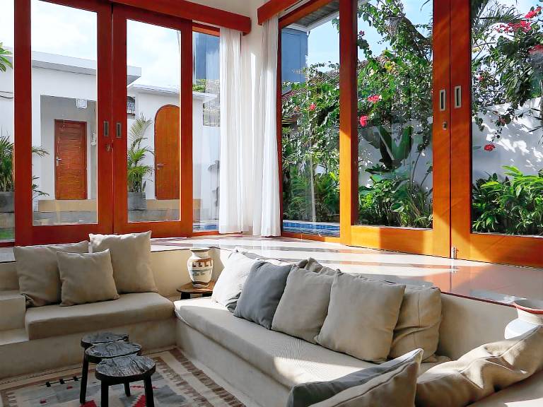 Villa with yard & pool — photo 5