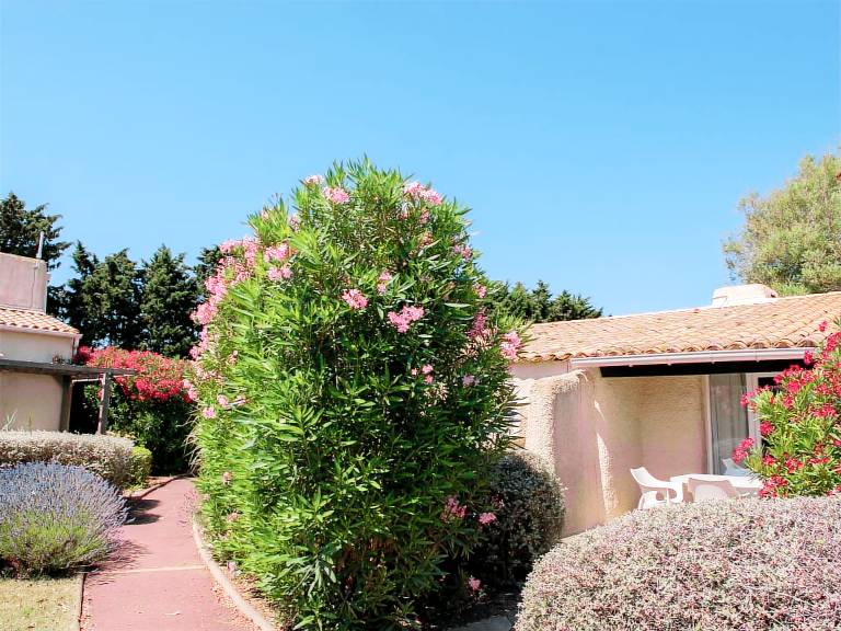 Holiday apartment with patio, heated pool & garden — photo 4
