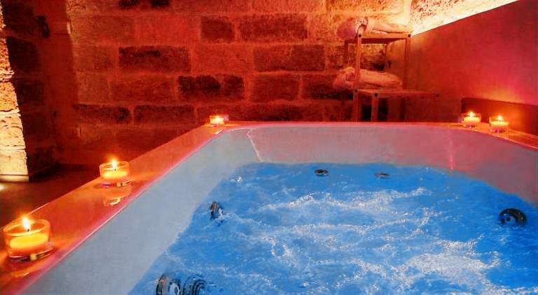Vacation home with private pool & hot tub in Polignano a Mare