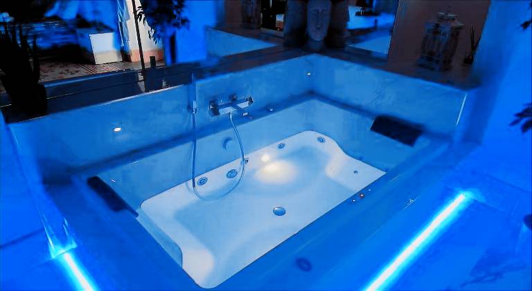 Vacation home with jacuzzi & pool in Altamura