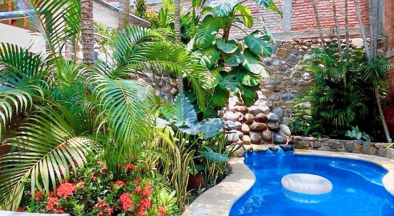 House with pool — photo 3