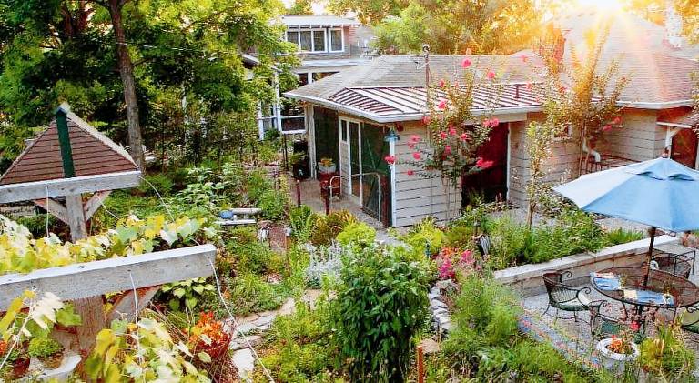 House with 1 room for 4 persons in Nashville, TN