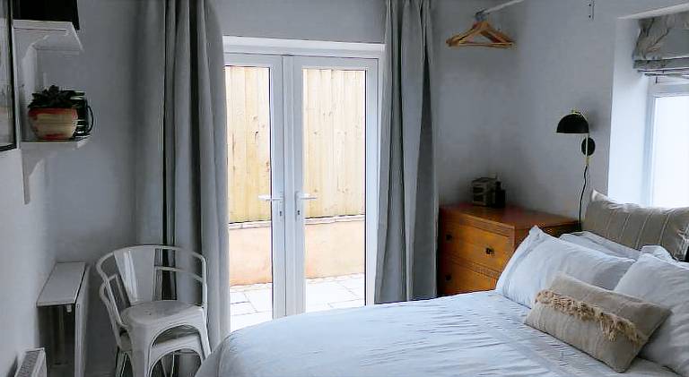 Cedar Shade Cottage Ensuite Private Annexe with Parking — photo 2