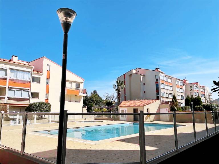 Seaside Apartment with Pool, 100m from Beach – Sleeps 4, Pet Friendly, Parking Included in Collioure