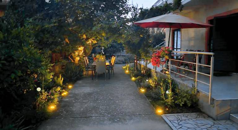 Apartment with barbeque, terrace & garden — photo 3